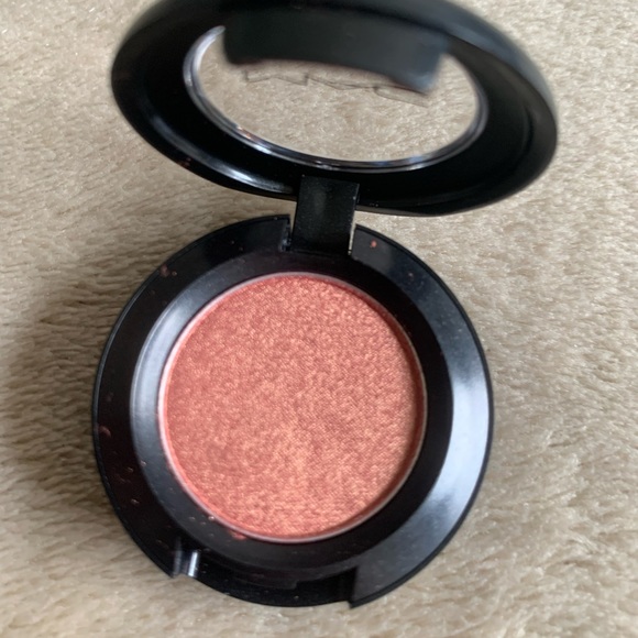 Mac Cosmetics Eyeshadow in Expensive Pink Veluxe Pearl Duochrome BNWB - Picture 1 of 15